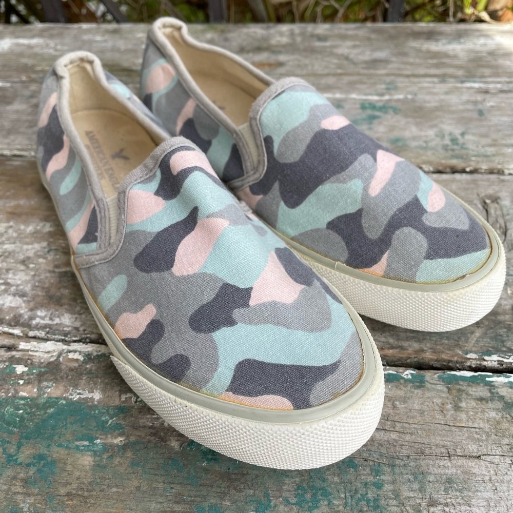 American Eagle pink & grey camouflage canvas shoes 7